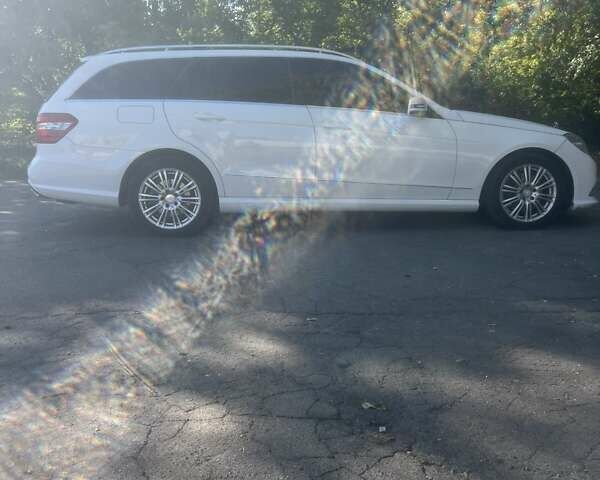 Белый Мерседес Е-Класс, объемом двигателя 2.1 л и пробегом 324 тыс. км за 14400 $, фото 16 на Automoto.ua