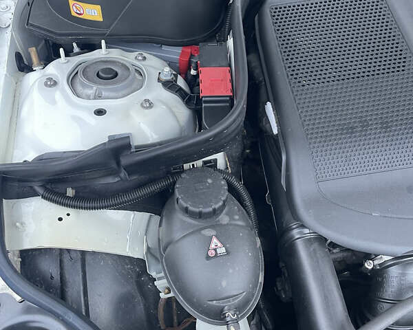 Белый Мерседес Е-Класс, объемом двигателя 2.14 л и пробегом 218 тыс. км за 12999 $, фото 12 на Automoto.ua