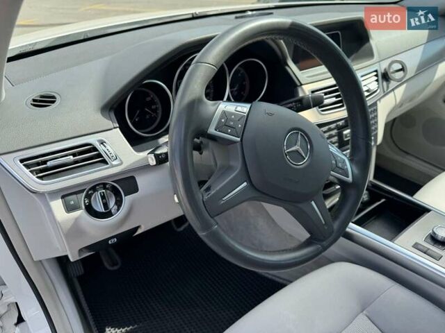 Белый Мерседес Е-Класс, объемом двигателя 2.14 л и пробегом 220 тыс. км за 13300 $, фото 29 на Automoto.ua
