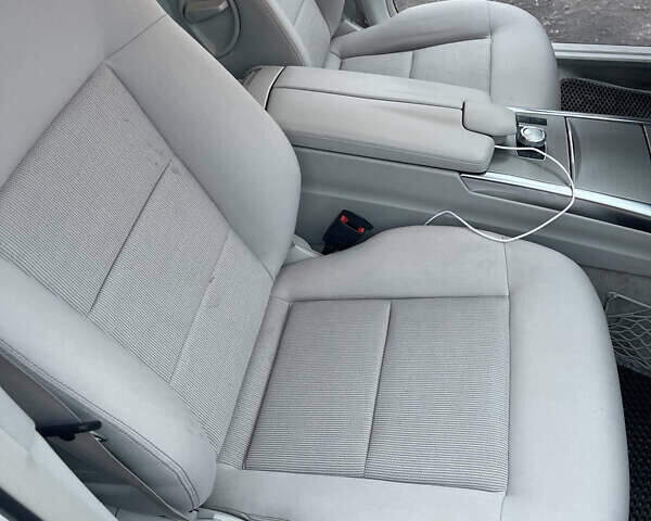 Белый Мерседес Е-Класс, объемом двигателя 2.14 л и пробегом 218 тыс. км за 12999 $, фото 18 на Automoto.ua