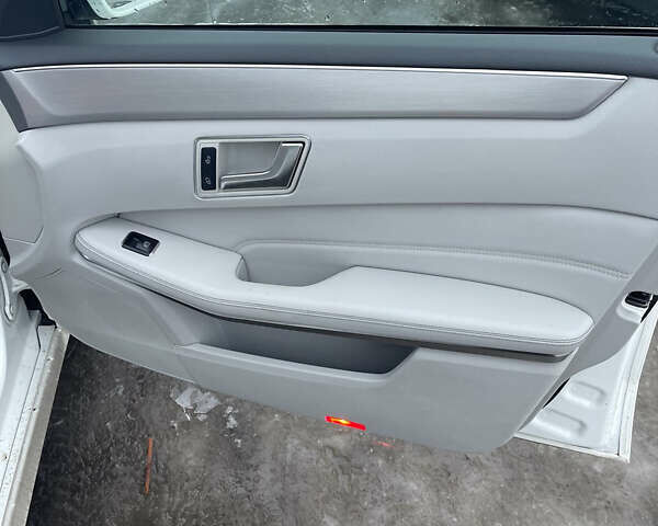 Белый Мерседес Е-Класс, объемом двигателя 2.14 л и пробегом 218 тыс. км за 12999 $, фото 17 на Automoto.ua