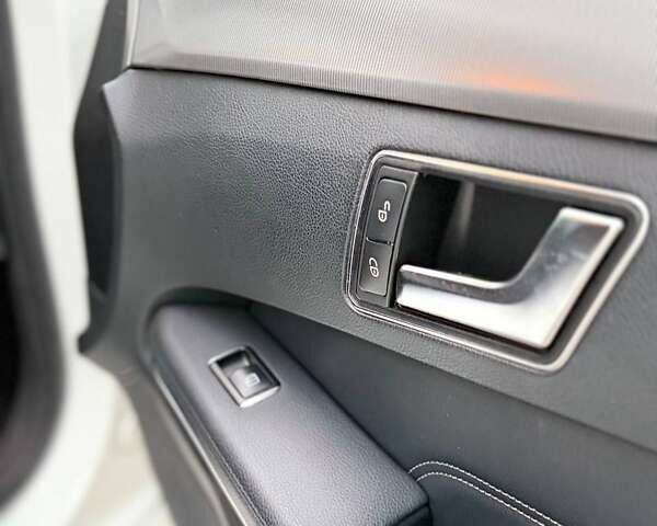 Белый Мерседес Е-Класс, объемом двигателя 2.2 л и пробегом 320 тыс. км за 13900 $, фото 8 на Automoto.ua