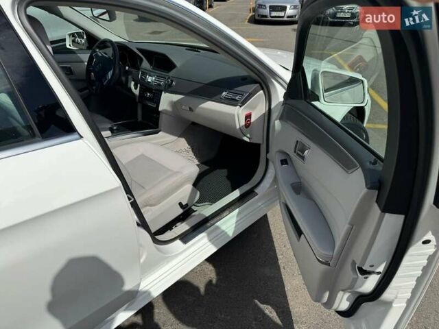 Белый Мерседес Е-Класс, объемом двигателя 2.14 л и пробегом 220 тыс. км за 13300 $, фото 3 на Automoto.ua