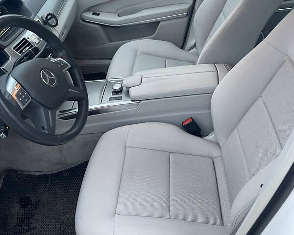 Белый Мерседес Е-Класс, объемом двигателя 2.14 л и пробегом 218 тыс. км за 12999 $, фото 21 на Automoto.ua