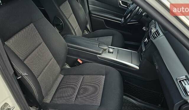 Белый Мерседес Е-Класс, объемом двигателя 2.1 л и пробегом 249 тыс. км за 15966 $, фото 11 на Automoto.ua