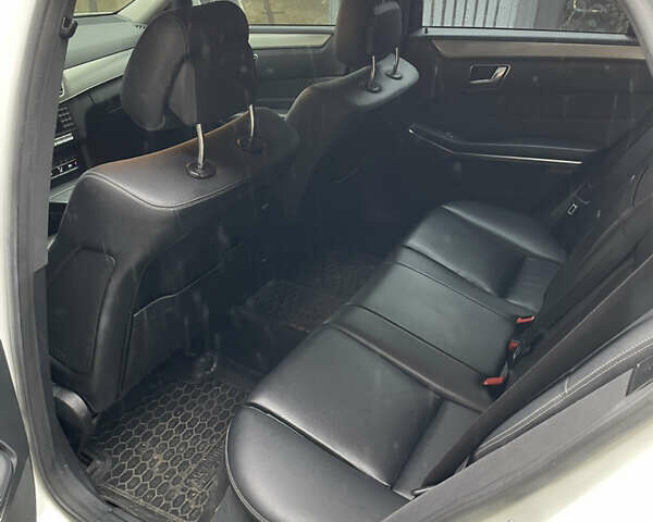 Белый Мерседес Е-Класс, объемом двигателя 2.14 л и пробегом 500 тыс. км за 9500 $, фото 6 на Automoto.ua