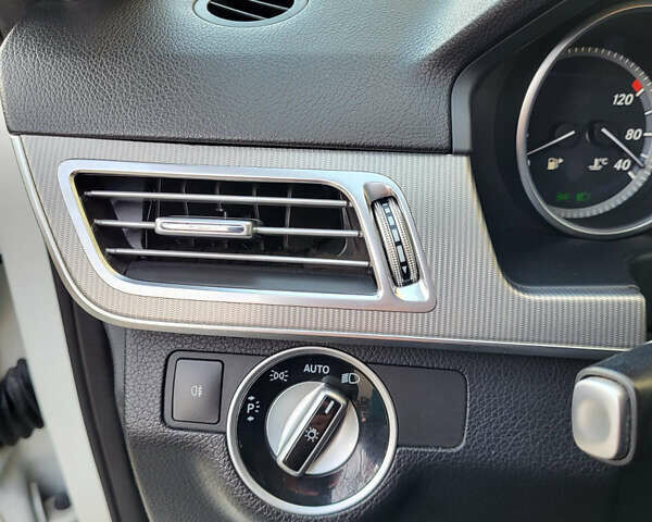 Белый Мерседес Е-Класс, объемом двигателя 2.2 л и пробегом 460 тыс. км за 10000 $, фото 23 на Automoto.ua