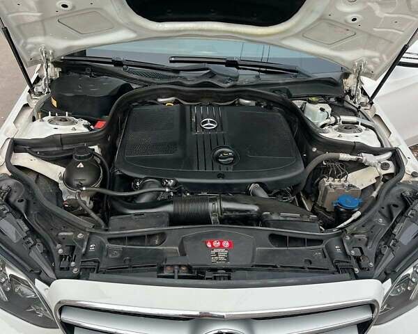 Білий Мерседес Е-Клас, об'ємом двигуна 2.1 л та пробігом 260 тис. км за 17000 $, фото 1 на Automoto.ua