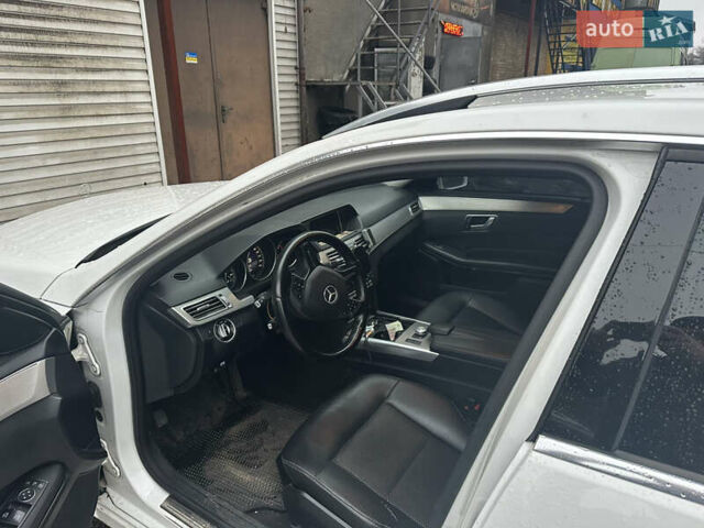 Белый Мерседес Е-Класс, объемом двигателя 2.2 л и пробегом 500 тыс. км за 12500 $, фото 7 на Automoto.ua