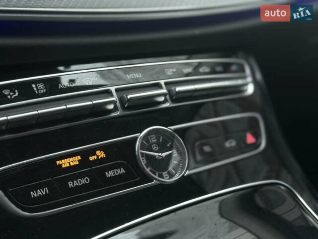 Білий Мерседес Е-Клас, об'ємом двигуна 2 л та пробігом 280 тис. км за 26499 $, фото 58 на Automoto.ua