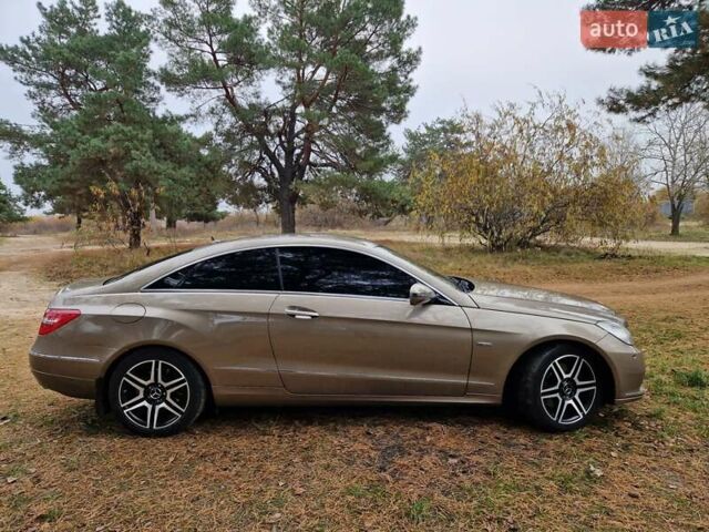Бежевый Мерседес Е-Класс, объемом двигателя 2.99 л и пробегом 202 тыс. км за 15000 $, фото 6 на Automoto.ua