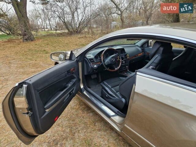 Бежевый Мерседес Е-Класс, объемом двигателя 2.99 л и пробегом 202 тыс. км за 15000 $, фото 26 на Automoto.ua