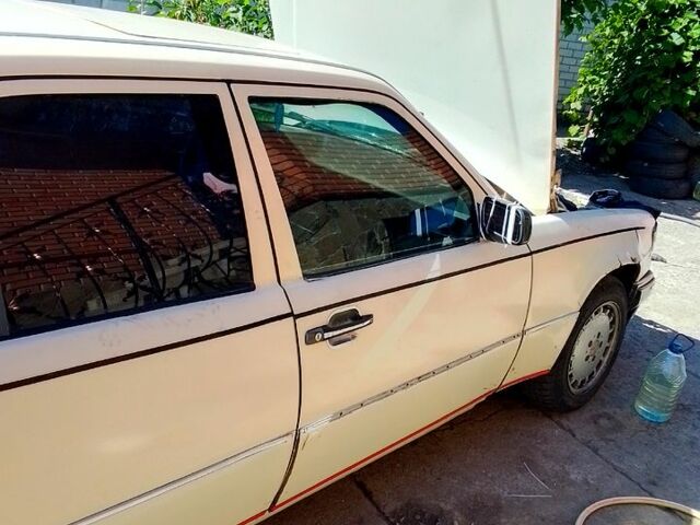 Бежевый Мерседес Е-Класс, объемом двигателя 2 л и пробегом 493 тыс. км за 1500 $, фото 4 на Automoto.ua