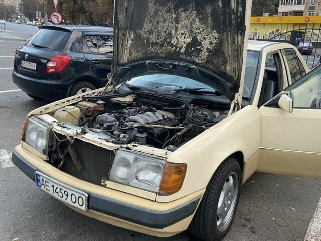 Мерседес Е-Класс 1987 в Кривом Роге на Automoto.ua Бежевый Мерседес Е-Класс, объемом двигателя 2.5 л и пробегом 306 тыс. км за 2300 $, фото 4 на Automoto.ua