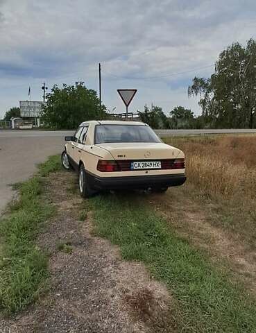 Бежевий Мерседес Е-Клас, об'ємом двигуна 2.5 л та пробігом 721 тис. км за 3000 $, фото 1 на Automoto.ua