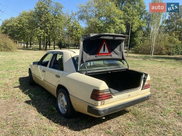 Бежевый Мерседес Е-Класс, объемом двигателя 2.5 л и пробегом 306 тыс. км за 2300 $, фото 6 на Automoto.ua