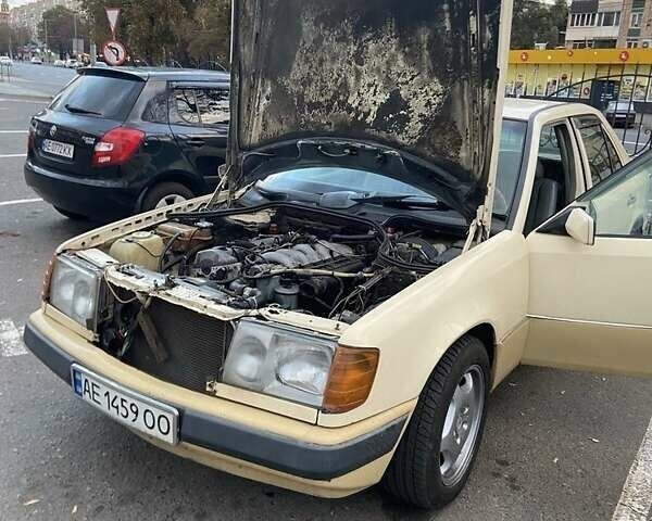 Бежевый Мерседес Е-Класс, объемом двигателя 2.5 л и пробегом 306 тыс. км за 2300 $, фото 3 на Automoto.ua