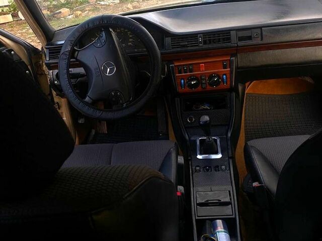 Бежевый Мерседес Е-Класс, объемом двигателя 3 л и пробегом 0 тыс. км за 1680 $, фото 4 на Automoto.ua