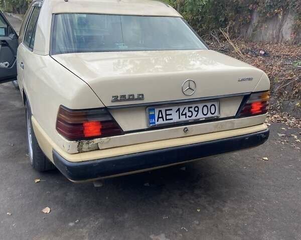 Бежевый Мерседес Е-Класс, объемом двигателя 2.5 л и пробегом 306 тыс. км за 2200 $, фото 2 на Automoto.ua