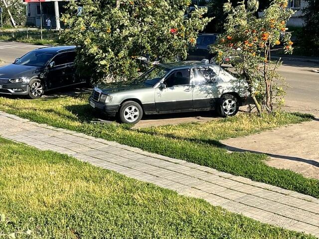 Бежевий Мерседес Е-Клас, об'ємом двигуна 2 л та пробігом 0 тис. км за 1500 $, фото 1 на Automoto.ua