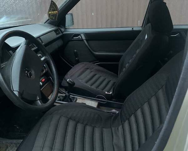 Бежевый Мерседес Е-Класс, объемом двигателя 2 л и пробегом 420 тыс. км за 1400 $, фото 4 на Automoto.ua