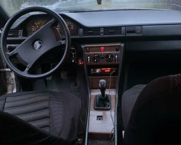 Бежевый Мерседес Е-Класс, объемом двигателя 2 л и пробегом 420 тыс. км за 1400 $, фото 11 на Automoto.ua