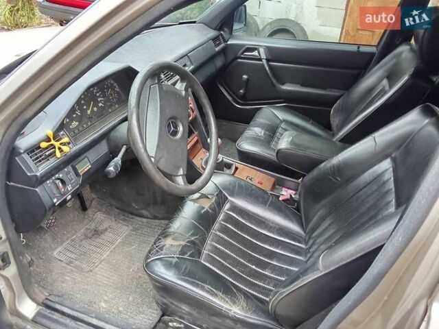 Бежевий Мерседес Е-Клас, об'ємом двигуна 2 л та пробігом 380 тис. км за 1550 $, фото 8 на Automoto.ua