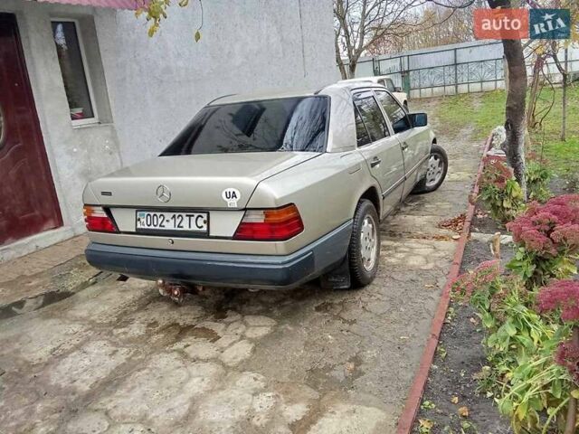 Бежевий Мерседес Е-Клас, об'ємом двигуна 2 л та пробігом 380 тис. км за 1550 $, фото 3 на Automoto.ua