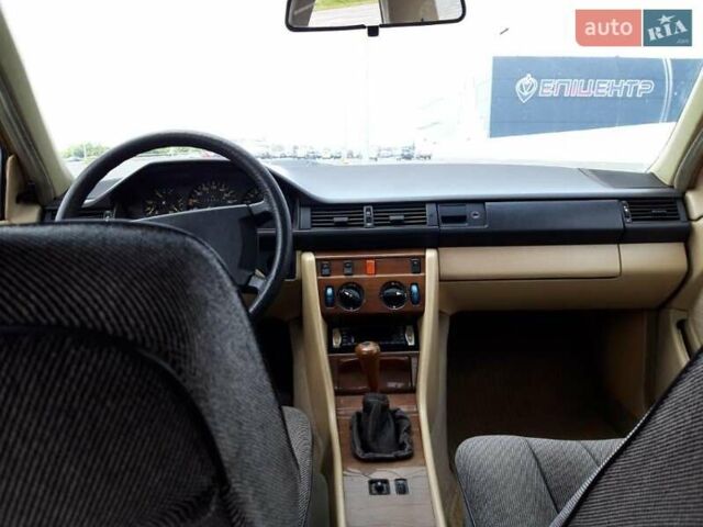 Бежевий Мерседес Е-Клас, об'ємом двигуна 0 л та пробігом 265 тис. км за 2500 $, фото 19 на Automoto.ua