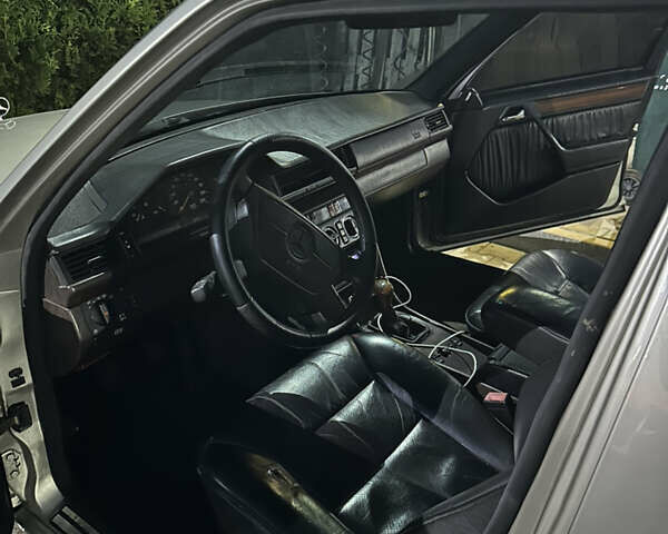 Бежевий Мерседес Е-Клас, об'ємом двигуна 3 л та пробігом 200 тис. км за 4200 $, фото 5 на Automoto.ua