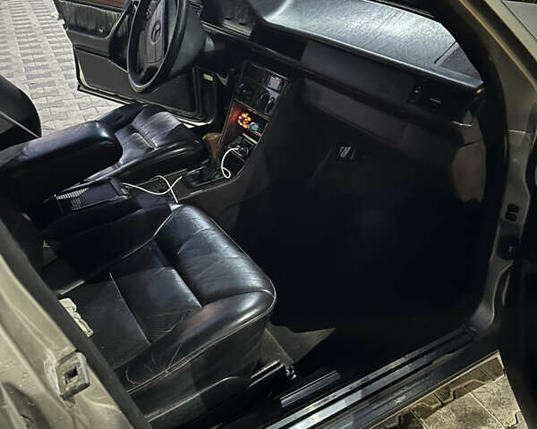 Бежевий Мерседес Е-Клас, об'ємом двигуна 3 л та пробігом 200 тис. км за 4200 $, фото 6 на Automoto.ua