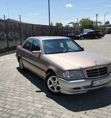 Бежевый Мерседес Е-Класс, объемом двигателя 2.2 л и пробегом 370 тыс. км за 2000 $, фото 3 на Automoto.ua