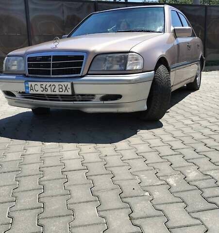 Бежевый Мерседес Е-Класс, объемом двигателя 2.2 л и пробегом 370 тыс. км за 2000 $, фото 1 на Automoto.ua