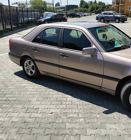 Бежевый Мерседес Е-Класс, объемом двигателя 2.2 л и пробегом 370 тыс. км за 2000 $, фото 2 на Automoto.ua