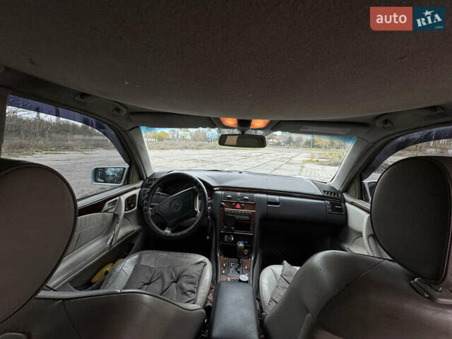 Бежевий Мерседес Е-Клас, об'ємом двигуна 3.2 л та пробігом 414 тис. км за 4200 $, фото 21 на Automoto.ua