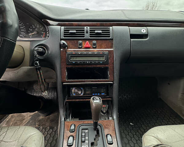 Бежевий Мерседес Е-Клас, об'ємом двигуна 3.2 л та пробігом 414 тис. км за 4200 $, фото 18 на Automoto.ua