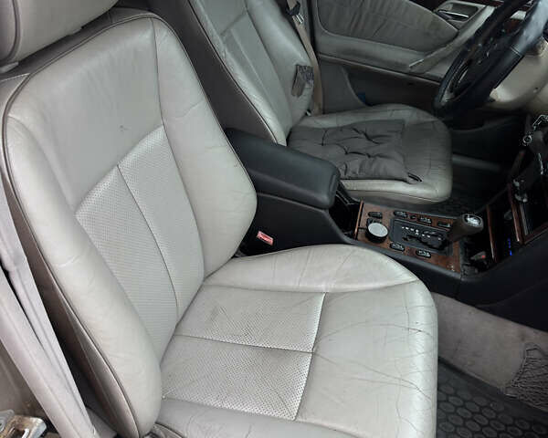 Бежевий Мерседес Е-Клас, об'ємом двигуна 3.2 л та пробігом 414 тис. км за 4200 $, фото 20 на Automoto.ua