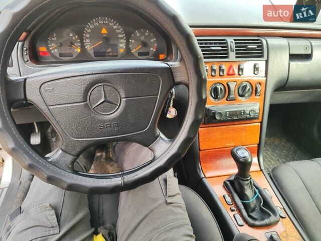 Бежевий Мерседес Е-Клас, об'ємом двигуна 2.2 л та пробігом 446 тис. км за 1500 $, фото 8 на Automoto.ua
