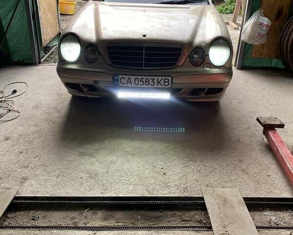 Мерседес Е-Класс 1999 в Умани на Automoto.ua Бежевый Мерседес Е-Класс, объемом двигателя 2.1 л и пробегом 270 тыс. км за 3100 $, фото 4 на Automoto.ua