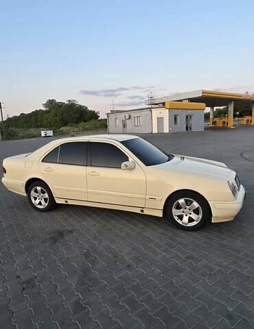 Бежевий Мерседес Е-Клас, об'ємом двигуна 2.2 л та пробігом 350 тис. км за 4000 $, фото 8 на Automoto.ua