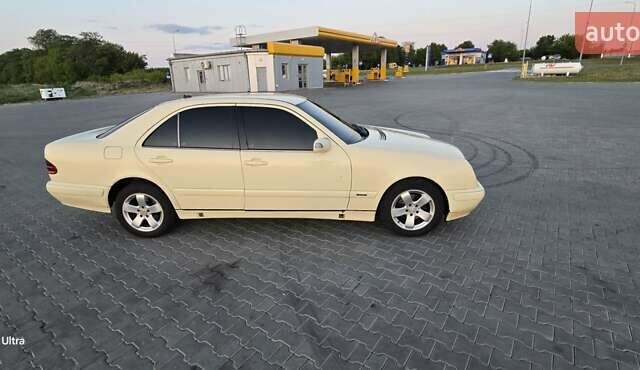 Бежевий Мерседес Е-Клас, об'ємом двигуна 2.2 л та пробігом 350 тис. км за 4000 $, фото 5 на Automoto.ua