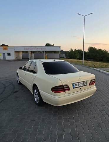 Бежевий Мерседес Е-Клас, об'ємом двигуна 2.2 л та пробігом 350 тис. км за 4000 $, фото 3 на Automoto.ua