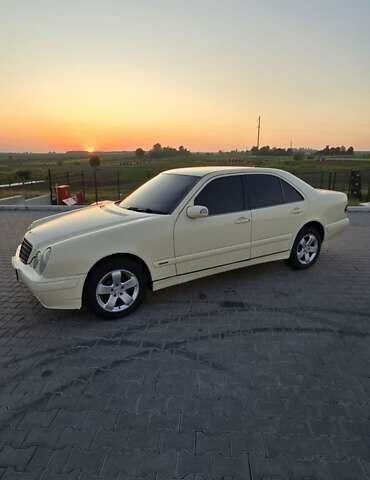 Бежевий Мерседес Е-Клас, об'ємом двигуна 2.2 л та пробігом 350 тис. км за 4000 $, фото 2 на Automoto.ua