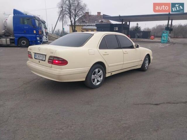 Бежевый Мерседес Е-Класс, объемом двигателя 2.2 л и пробегом 450 тыс. км за 2999 $, фото 4 на Automoto.ua