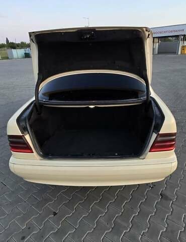 Бежевий Мерседес Е-Клас, об'ємом двигуна 2.2 л та пробігом 350 тис. км за 4000 $, фото 6 на Automoto.ua