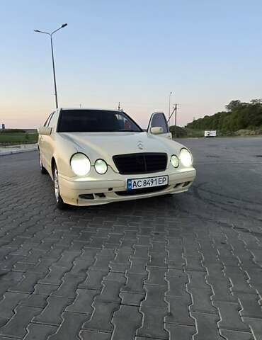 Бежевий Мерседес Е-Клас, об'ємом двигуна 2.2 л та пробігом 350 тис. км за 4000 $, фото 1 на Automoto.ua