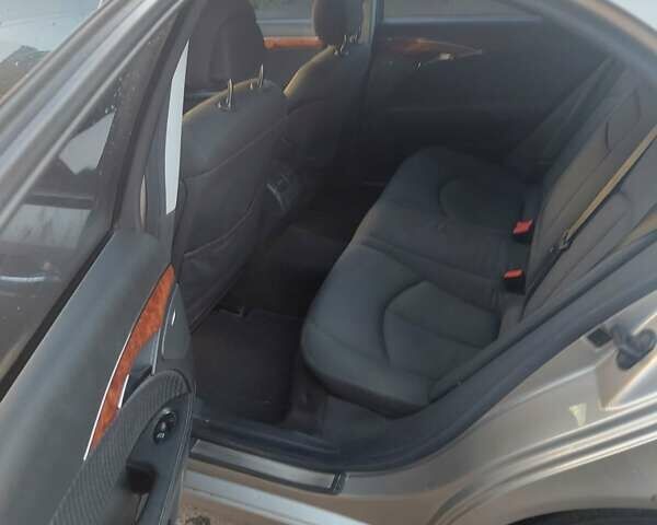 Бежевый Мерседес Е-Класс, объемом двигателя 3.2 л и пробегом 236 тыс. км за 6200 $, фото 2 на Automoto.ua