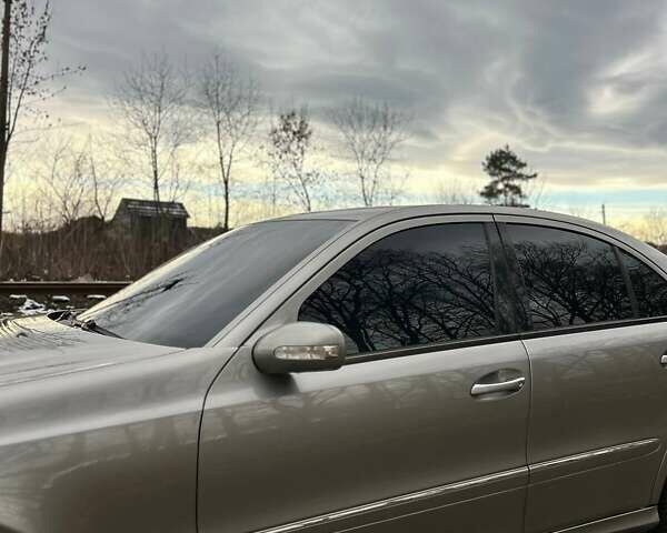 Бежевый Мерседес Е-Класс, объемом двигателя 2.15 л и пробегом 374 тыс. км за 6500 $, фото 5 на Automoto.ua