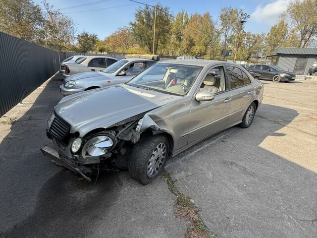 Бежевий Мерседес Е-Клас, об'ємом двигуна 3.2 л та пробігом 299 тис. км за 1100 $, фото 1 на Automoto.ua