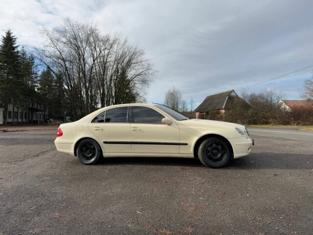 Бежевый Мерседес Е-Класс, объемом двигателя 2.2 л и пробегом 300 тыс. км за 3200 $, фото 1 на Automoto.ua